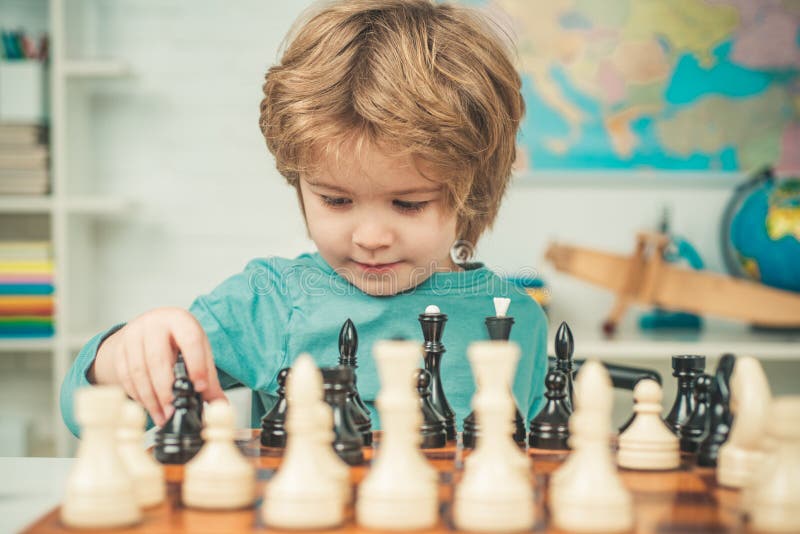 Jogo de xadrez infantil concentrado desenvolvimento cerebral e