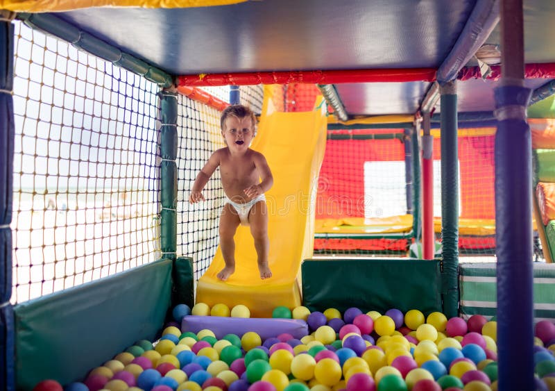 irmão com irmã jogando na piscina de bolinhas coloridas