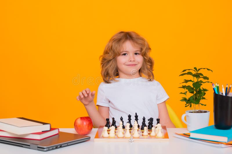 Jogar Xadrez Infantil. Xadrez Para Crianças Inteligentes. Criança Gênio  Aluno Inteligente Jogando Jogo De Tabuleiro Lógico. Rapaz Imagem de Stock -  Imagem de gênio, passatempo: 273189041