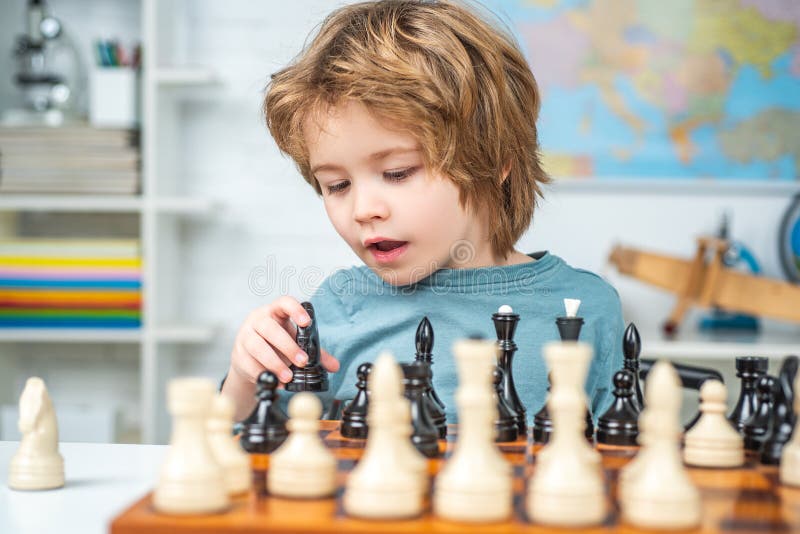 Criança jogando xadrez na cama criança esperta pensando no desenvolvimento  infantil do xadrez