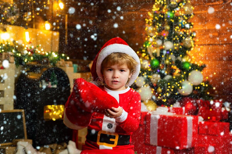 Criança Na Neve Meias De Natal, Um Bebê Docinho Com Presentes De Ano Novo  Nos Bastidores De Natal É Milagre Imagem de Stock - Imagem de menino, noite:  166652339