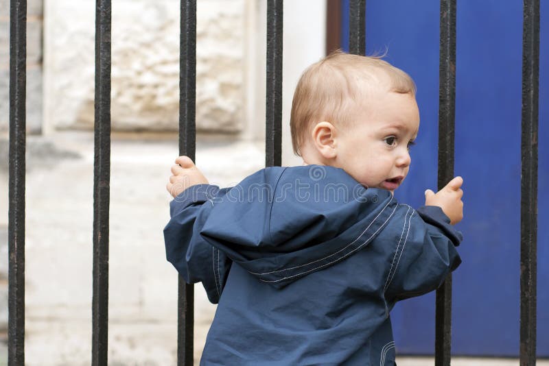 Prisioneiro Infantil Tenta Escapar Da Prisão. Imagem de Stock - Imagem de  jogo, fuga: 172691731