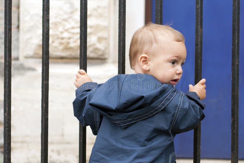 Prisioneiro Infantil Tenta Escapar Da Prisão. Imagem de Stock - Imagem de  infância, sala: 172691801