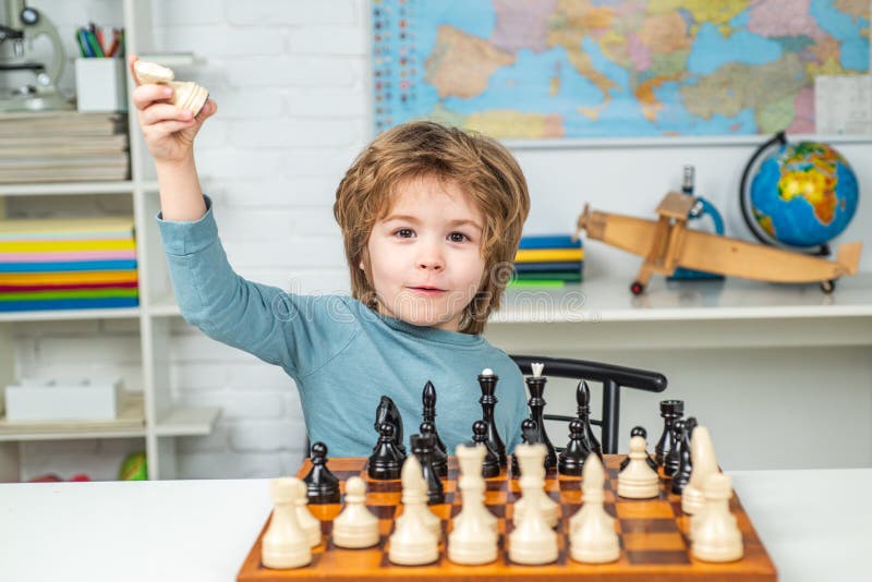 Jogo de xadrez infantil concentrado desenvolvimento cerebral e lógica jogo  de tabuleiro para crianças