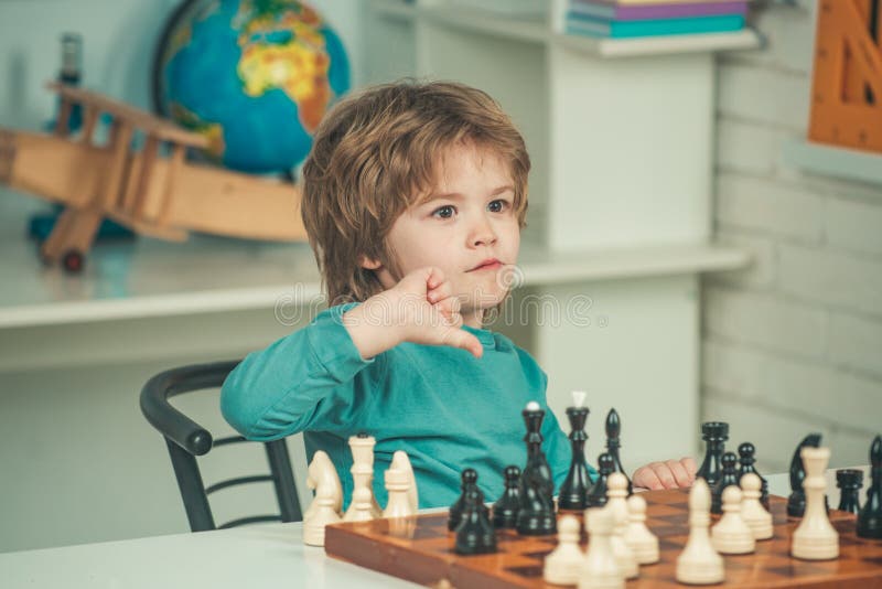 Escola De Xadrez. Inteligente, Concentrada E Pensante, Criança Jogando  Xadrez. Criança Desenvolvendo Estratégia De Xadrez Foto de Stock - Imagem  de menino, brainstorm: 268991030