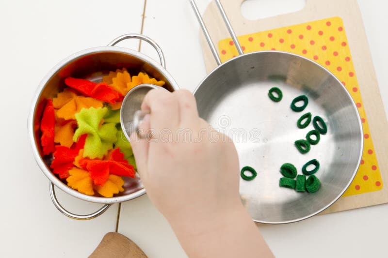 A Criança Prepara Comida De Brinquedo Na Cozinha Do Brinquedo. Imagem de  Stock - Imagem de infantil, alegria: 252436401