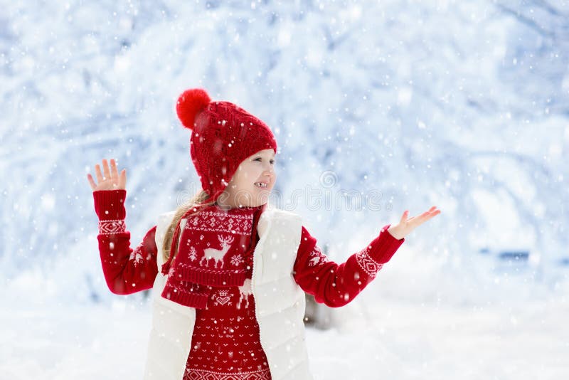 Jogos Divertidos As Crianças Podem Jogar Na Neve. Atividades De Inverno Ao  Ar Livre Para Crianças E Família. Mãe Fotografando Brincando De Crianças.  Meninos Se Divertindo, Jogando Bola De Neve Juntos No