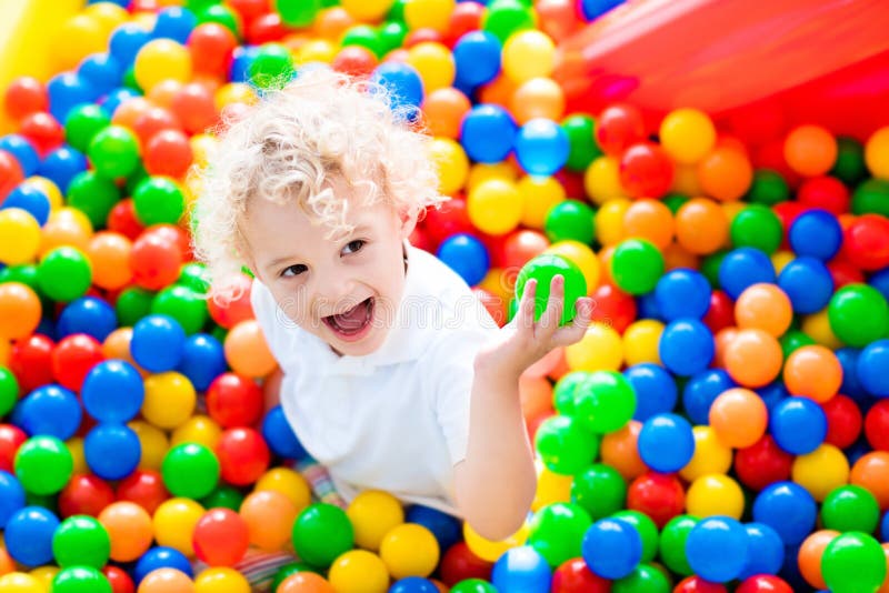 Bolas Coloridas Para O Jogo De Crianças No Campo De Jogos Foto de