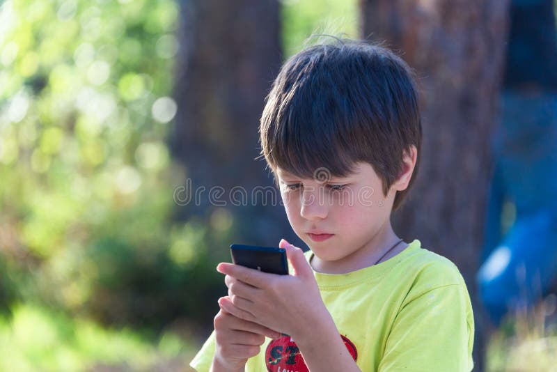 Crianças Com O Telefone Celular Exterior Dois Meninos Que Sorriem