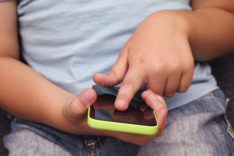 Crianças Com O Telefone Celular Exterior Dois Meninos Que Sorriem