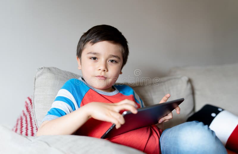 Criança construindo jogo de robô em tablet com pop-up de ícone de
