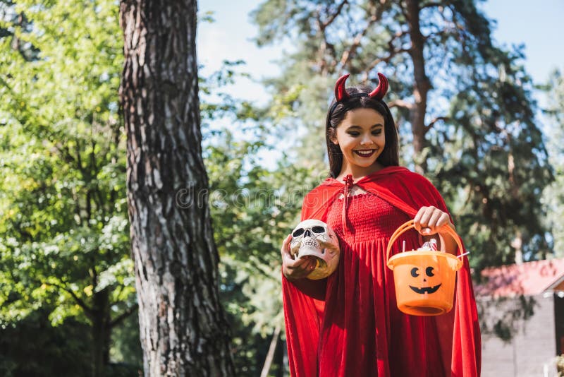 Família Assustadora Em Fantasias De Halloween Gritando Imagem de Stock -  Imagem de feriado, filho: 230395547