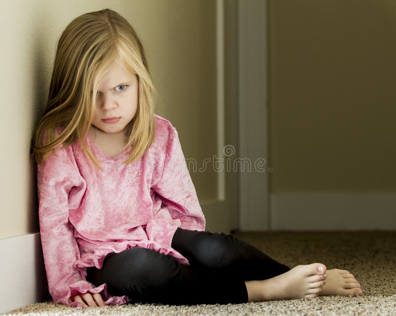 Foto de Menina Triste Foto Do Perfil e mais fotos de stock de Criança -  Criança, Tristeza, 4-5 Anos - iStock