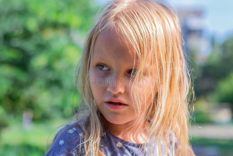 Retrato de uma menina loira de 10 anos no parque