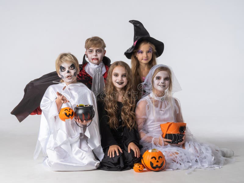 Garoto Na Fantasia De Maquiagem Do Vampiro De Halloween Foto de Stock -  Imagem de monstro, feriado: 230819714