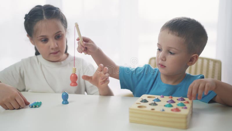 Duas Meninas No Sofá à Noite Com Uma Rede Digital De Tablet. Jogos Online  De Sonho Infantil a Conceito. Filhas Filme - Vídeo de junto, computador:  214846162