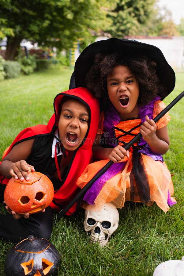 Família Assustadora Em Fantasias De Halloween Gritando Imagem de Stock -  Imagem de feriado, filho: 230395547