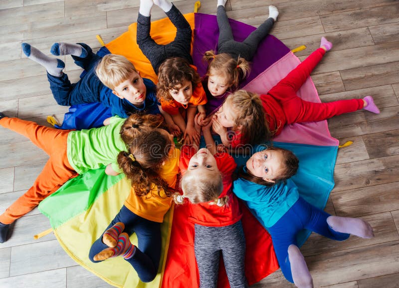 Crianças Felizes Jogando Bolas No Cesto De Plástico Imagem de Stock -  Imagem de colorido, atividade: 220991259