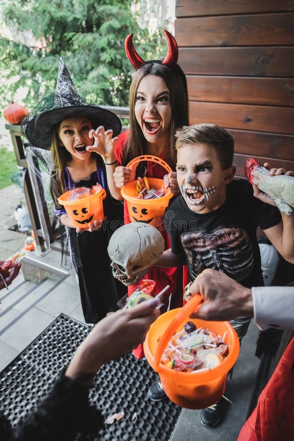 Família Assustadora Em Fantasias De Halloween Gritando Imagem de Stock -  Imagem de feriado, filho: 230395547