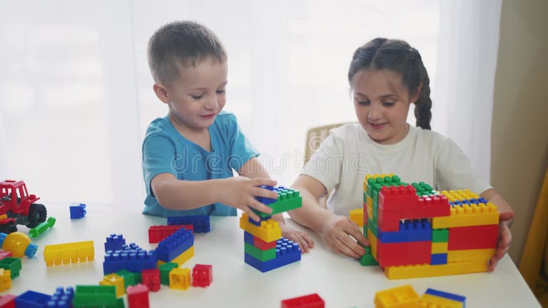 Duas Meninas No Sofá à Noite Com Uma Rede Digital De Tablet. Jogos Online  De Sonho Infantil a Conceito. Filhas Filme - Vídeo de junto, computador:  214846162