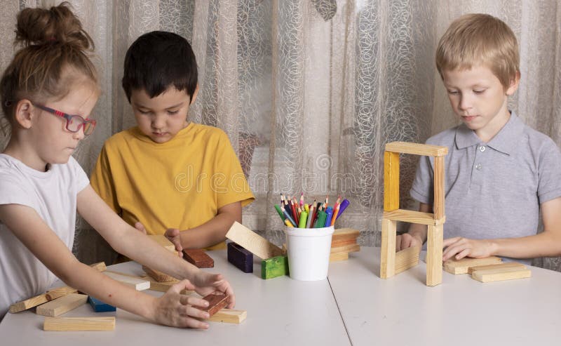 Crianças Jogando Xadrez Em Torneio De Mesa Entre Crianças Foto de Stock -  Imagem de pense, estratégia: 224951960