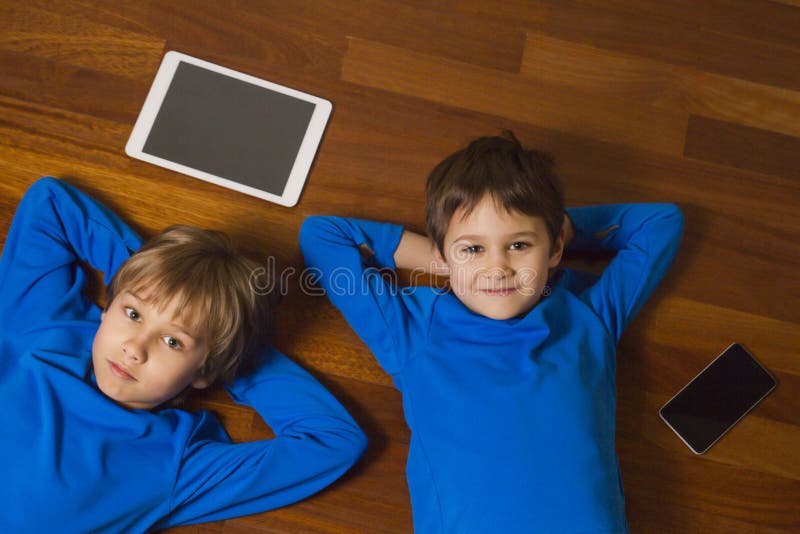 Dois Rapazes Pequenos Que Jogam Jogos No Telefone Celular No Dia  Ensolarado, Sitt Imagem de Stock - Imagem de tecnologia, mensagem: 76900281