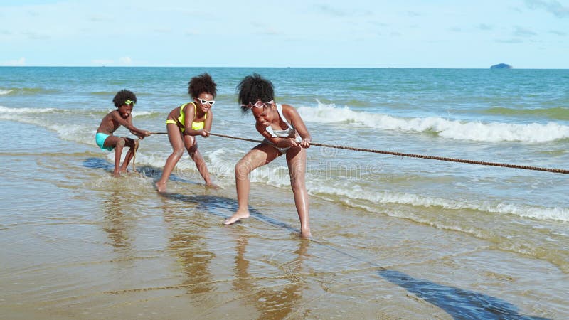 Família Africana Ensinando Seu Filho a Jogar Xadrez Filme - Vídeo de lazer,  partes: 276797494