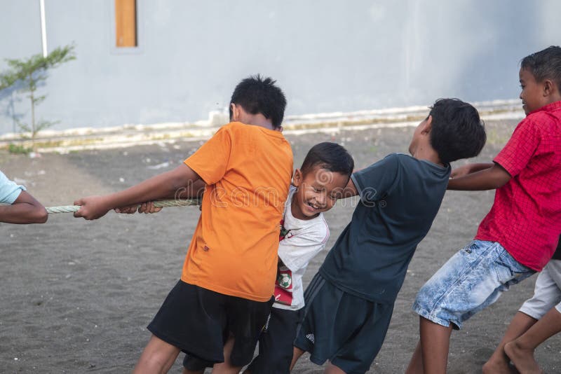 Crianças Asiáticas Jogando Bolas De Gude Nos Jogos Tradicionais