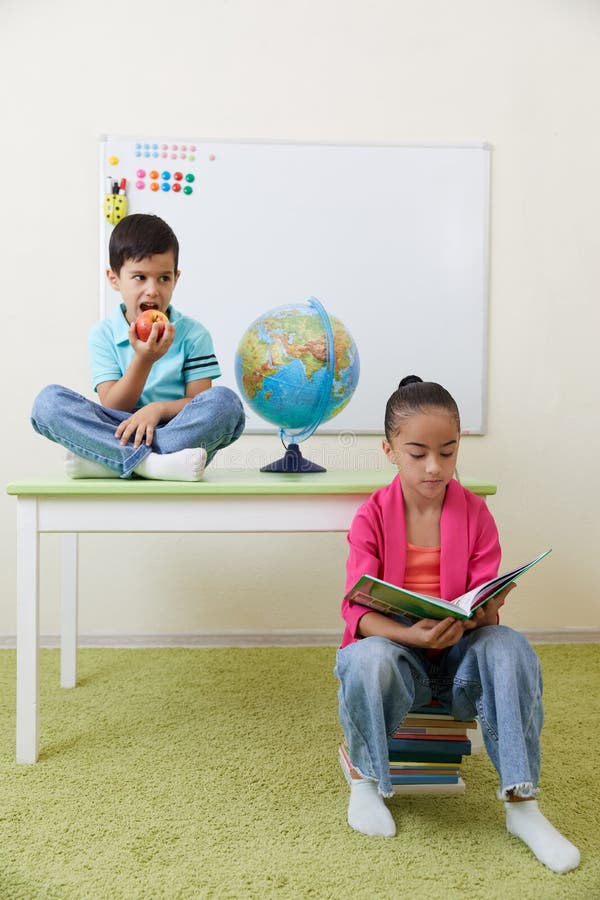 Crianças Da Pré-escola Brincando Com Quebra-cabeças Em Uma Mesa