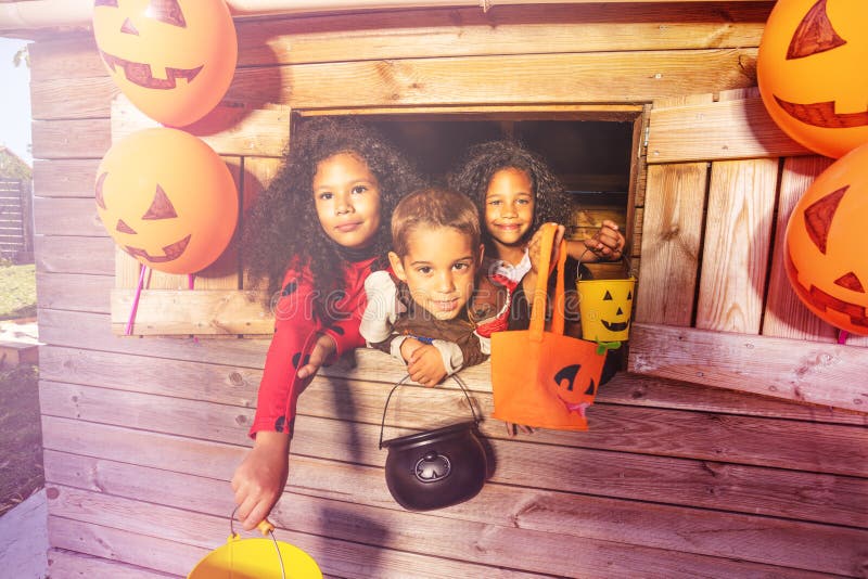 Família Jovem E Feliz, a Fantasia De Halloween Esculpindo Abóboras Juntas  No Quintal Foto de Stock - Imagem de paternidade, outono: 231540566