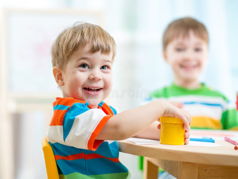 Jogo E Pintura De Sorriso Das Crianças Em Casa Ou Imagem de Stock - Imagem  de lazer, colorido: 48627503