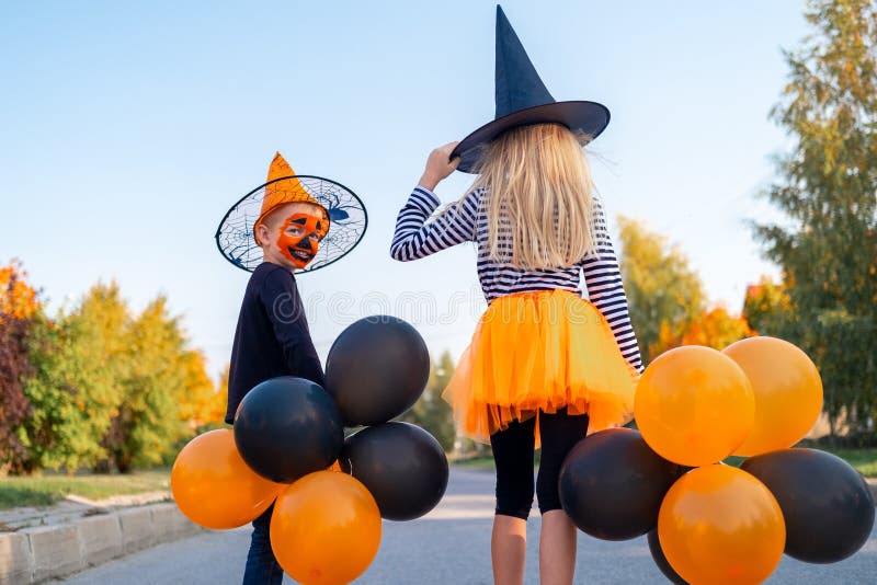 Crianças De Halloween Retratam Garoto Em Fantasia De Esqueleto De