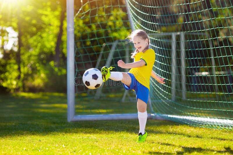 Crianças Do Fan De Futebol De Brasil Futebol Do Jogo De Crianças Imagem de  Stock - Imagem de brasileiro, esfera: 120460495