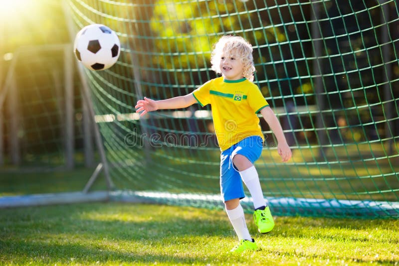 Crianças Do Fan De Futebol De Brasil Futebol Do Jogo De Crianças Imagem de  Stock - Imagem de brasileiro, esfera: 120460495