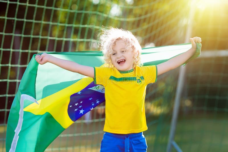 Crianças Do Fan De Futebol De Brasil Futebol Do Jogo De Crianças Imagem de  Stock - Imagem de brasileiro, esfera: 120460495