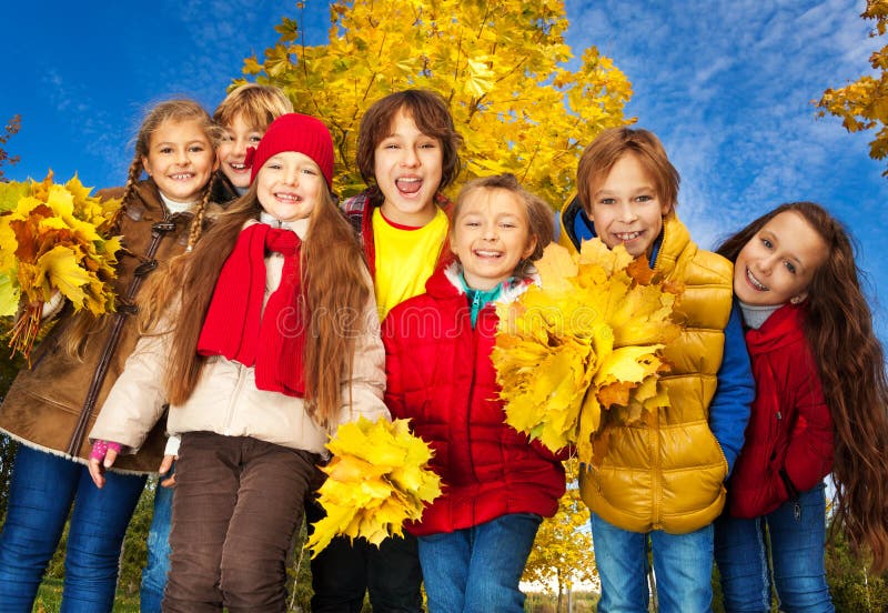 Família Jovem E Feliz, a Fantasia De Halloween Esculpindo Abóboras Juntas  No Quintal Foto de Stock - Imagem de junto, feliz: 231540666