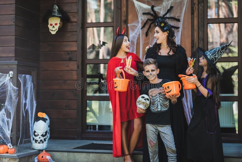 Família Assustadora Em Fantasias De Halloween Gritando Imagem de Stock -  Imagem de feriado, filho: 230395547