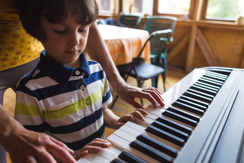 Mãos, de, criança, piano jogo