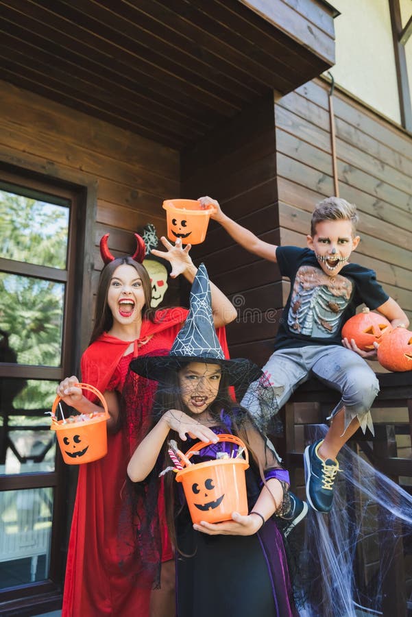 Crianças Bonitas Em Fantasias Assustadoras De Halloween Fazem Uma