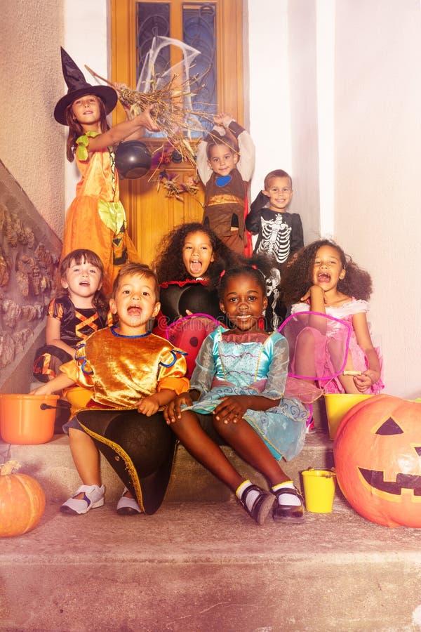 Família Jovem E Feliz, a Fantasia De Halloween Esculpindo Abóboras Juntas  No Quintal Foto de Stock - Imagem de paternidade, outono: 231540566