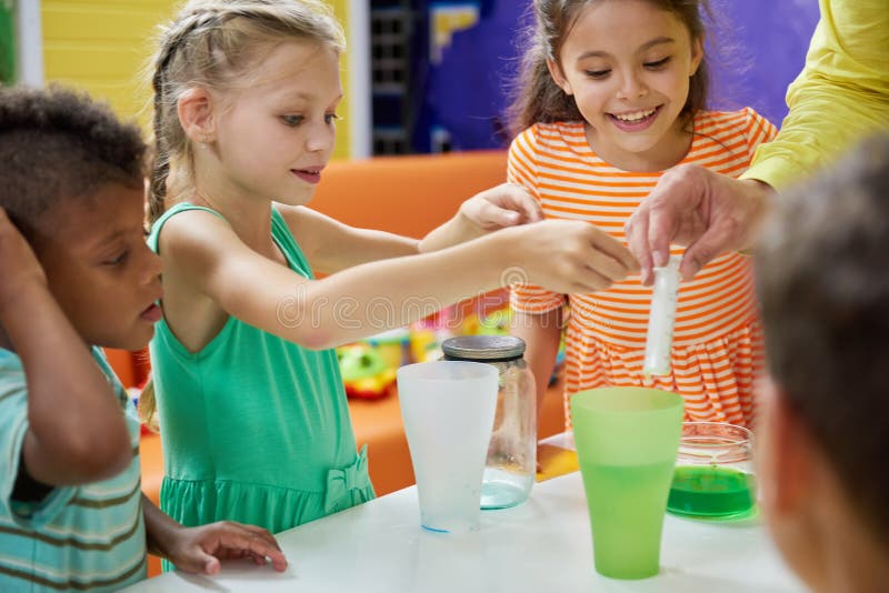 Crianças Brincando Com Comida Plástica Na Creche. Imagem de Stock - Imagem  de divertimento, infância: 172690763