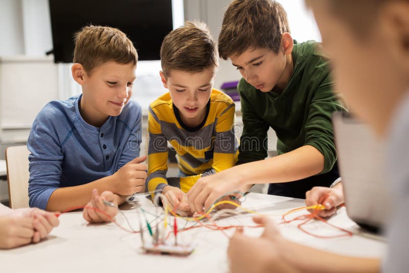 Crianças Com O Jogo Da Invenção Na Escola Da Robótica Foto de