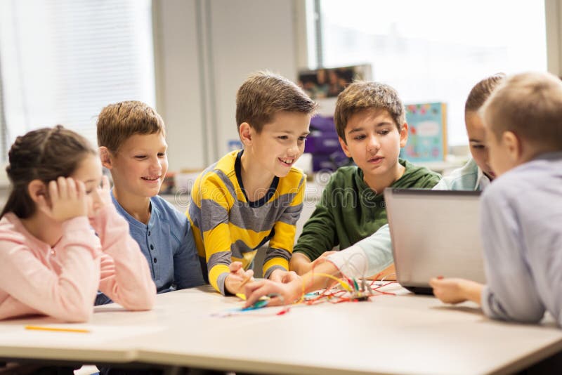 Crianças Com O Jogo Da Invenção Na Escola Da Robótica Foto de