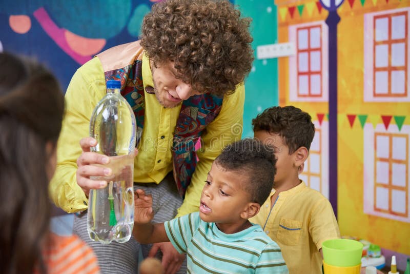 Crianças Brincando Com Comida Plástica Na Creche. Imagem de Stock - Imagem  de divertimento, infância: 172690763