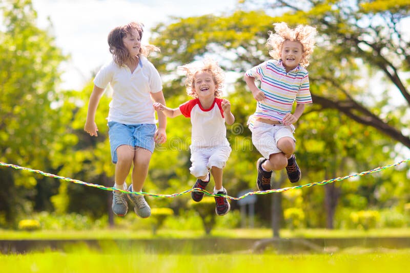 Esporte infantil ao ar livre. crianças no verão, atividades físicas ao ar  livre, jogos de parque para meninas e meninos bonitos, futebol, badminton e  pular corda. amiguinhos brincam juntos conceito de infância