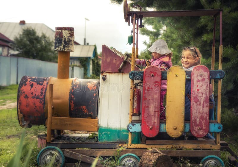 Jogo De Trem Para Crianças No Parque, Ao Ar Livre - Meninos E Meninas, Joga  Um Jogo De Trem Segurando O Ombro Da Frente Foto de Stock - Imagem de  cinco, menino: 167155592