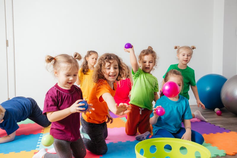 Crianças Felizes Jogando Bolas No Cesto De Plástico Imagem de Stock -  Imagem de infância, vermelho: 222205903