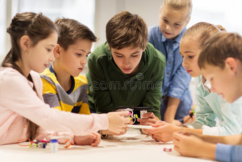 Crianças Felizes Que Constroem Robôs Na Escola Da Robótica Foto de Stock -  Imagem de povos, elementar: 84421408