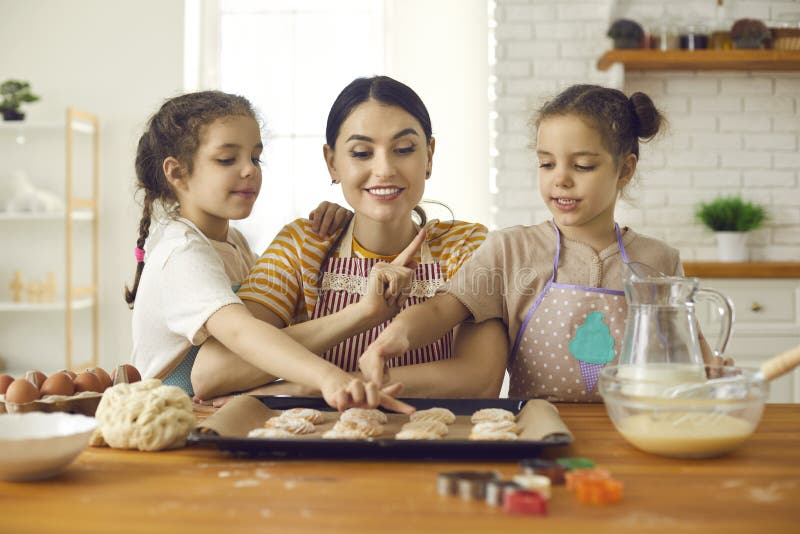 Mãe e filho na cozinha foto de stock. Imagem de vegetariano - 65173156