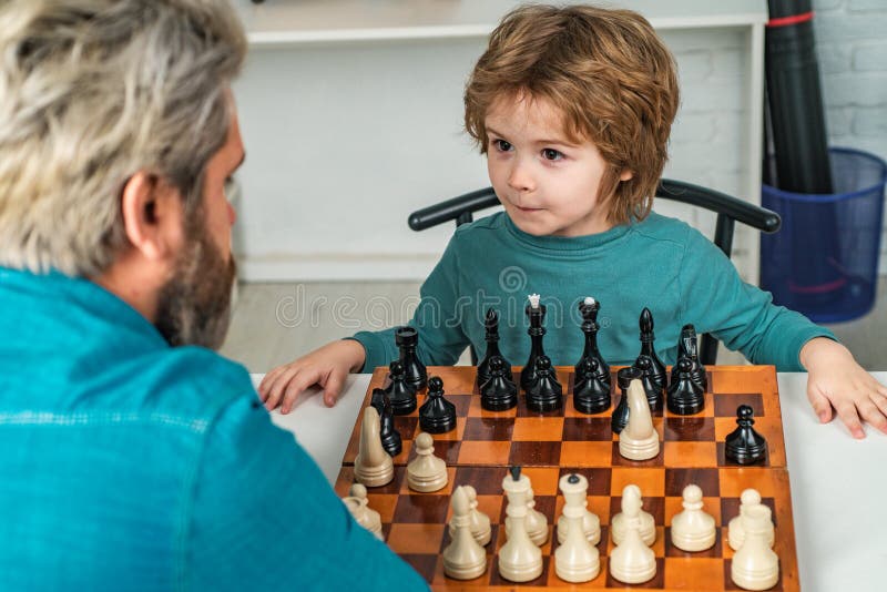 Escola De Xadrez. Inteligente, Concentrada E Pensante, Criança Jogando  Xadrez. Criança Desenvolvendo Estratégia De Xadrez Foto de Stock - Imagem  de menino, brainstorm: 268991030